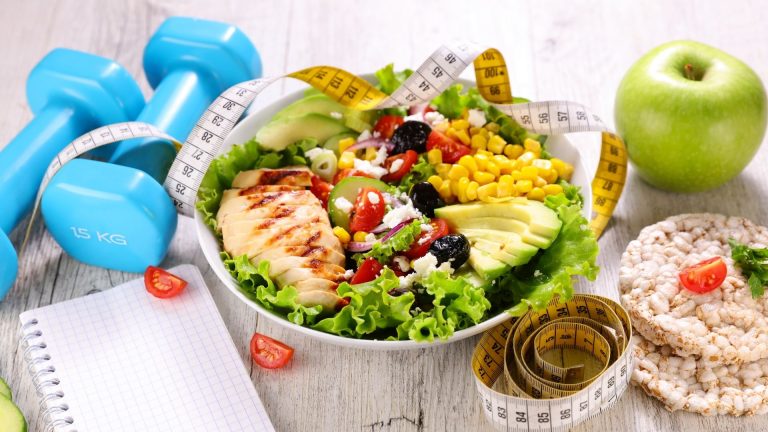 Falsi miti dieta alimentare: non bisogna mangiare solo pollo e verdure