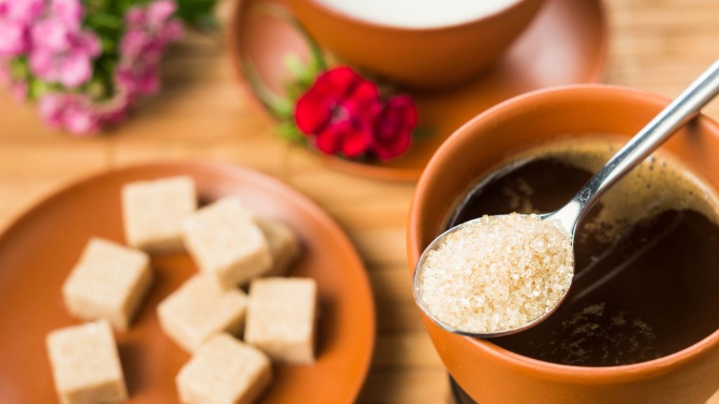 Cucchiaino con zucchero di canna e caffè 