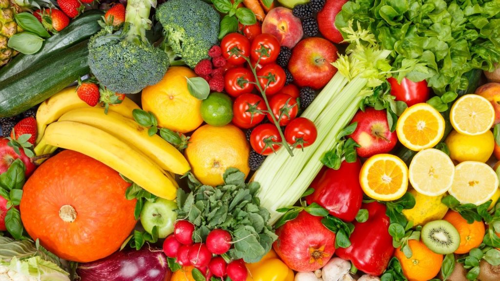 Varietà di frutta e verdura per sana alimentazione