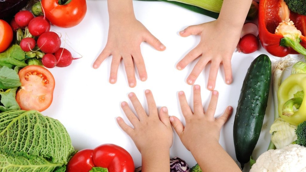 Verdure e mani dei bambini